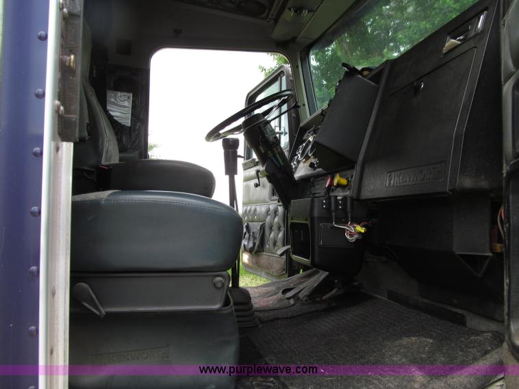 image for item D7423 1997 Kenworth T600 AeroCab semi truck