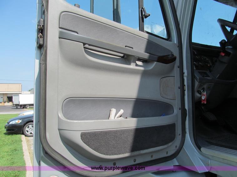 image for item F5113 2006 Freightliner Century Class ST120 semi truck