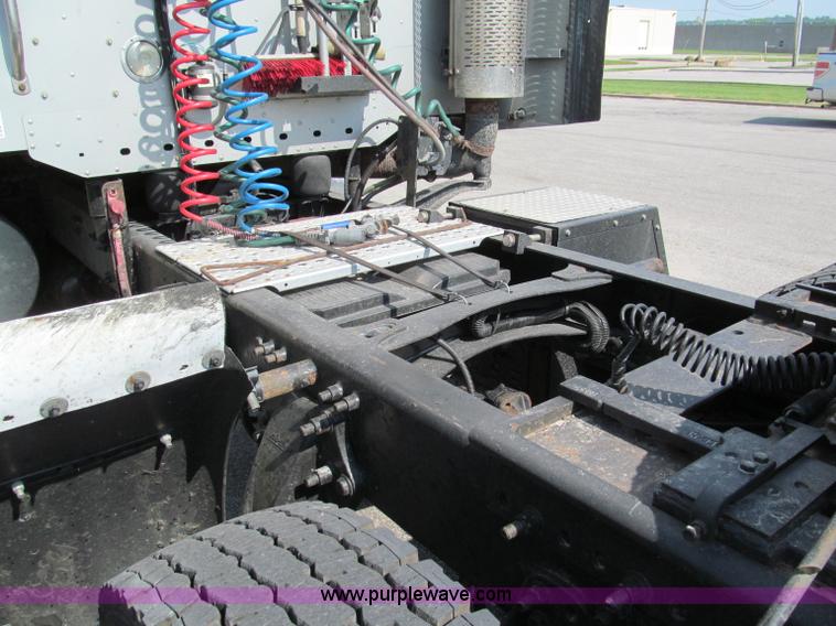 image for item F5113 2006 Freightliner Century Class ST120 semi truck