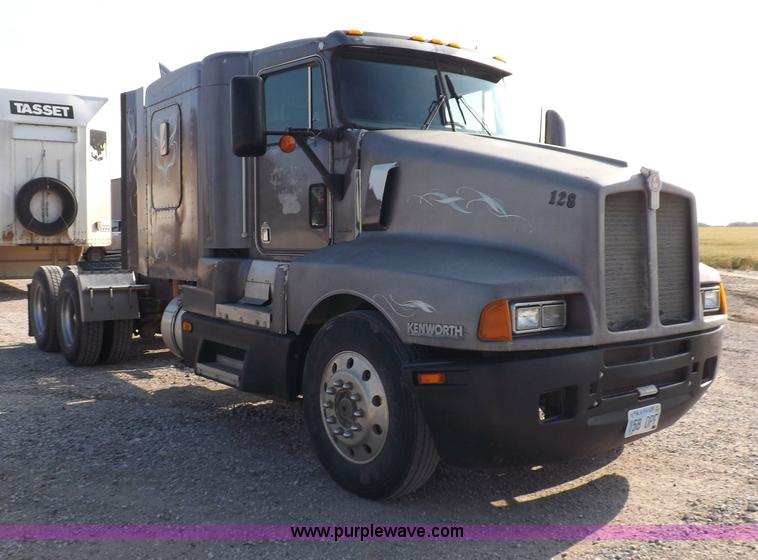 image for item F8725 1994 Kenworth T600 semi truck