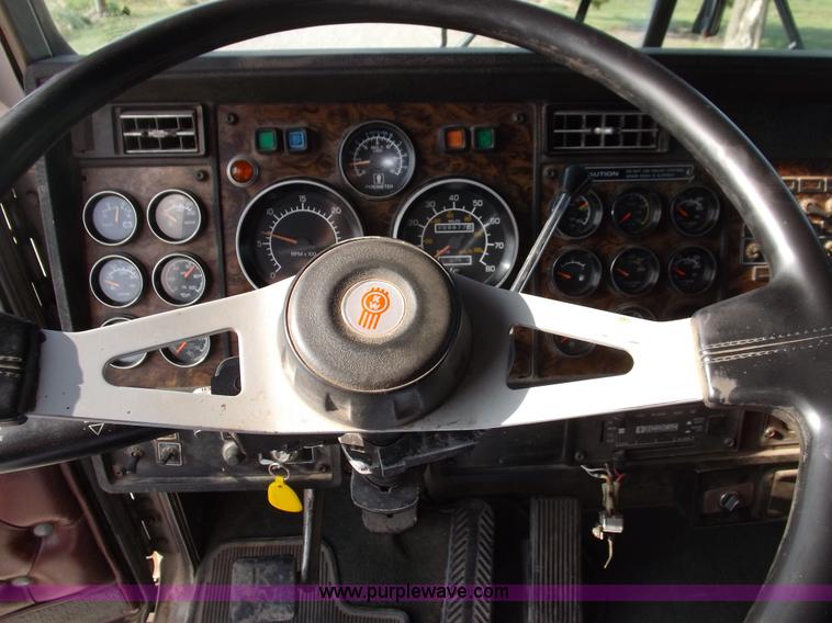 image for item F8725 1994 Kenworth T600 semi truck