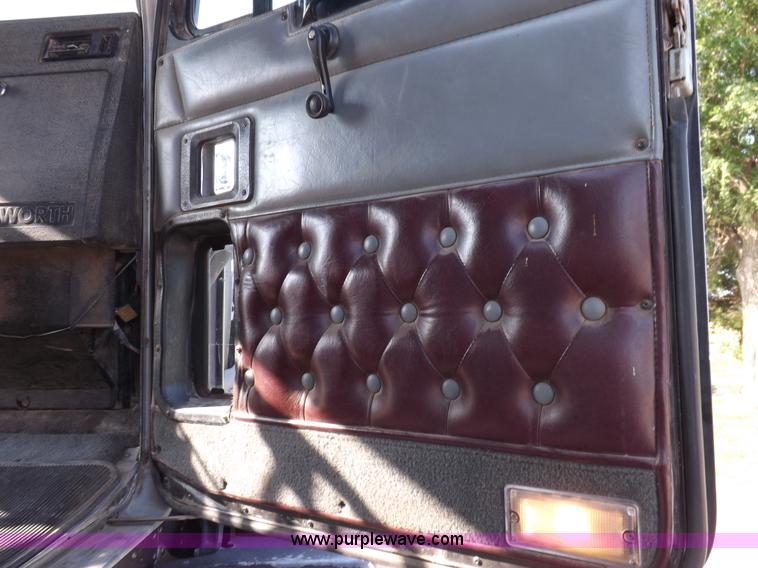 image for item F8725 1994 Kenworth T600 semi truck