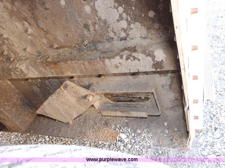 image for item F8726 1992 Merritt Gold Line livestock trailer