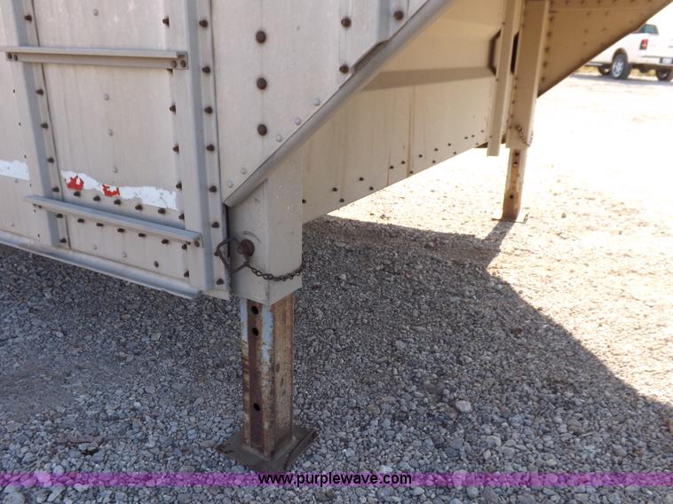 image for item F8726 1992 Merritt Gold Line livestock trailer