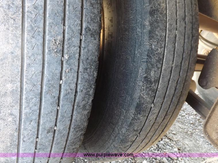 image for item F8726 1992 Merritt Gold Line livestock trailer