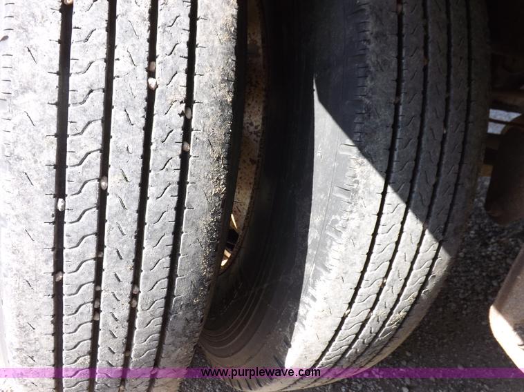 image for item F8726 1992 Merritt Gold Line livestock trailer