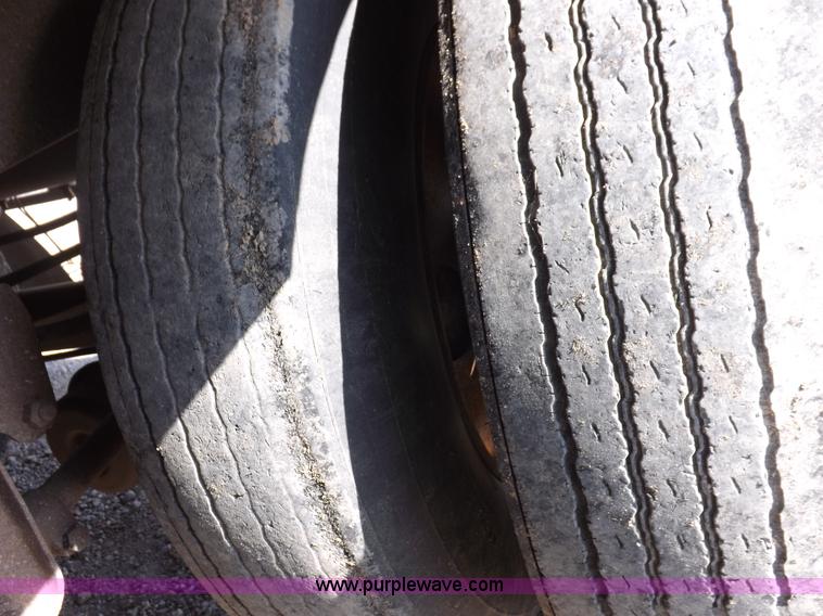 image for item F8726 1992 Merritt Gold Line livestock trailer