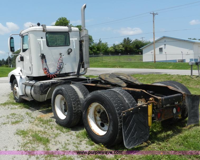 image for item H3063 2000 International 9100i semi truck