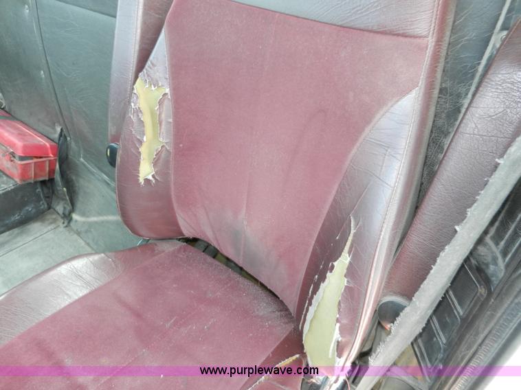 image for item H3063 2000 International 9100i semi truck