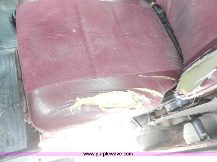 image for item H3063 2000 International 9100i semi truck