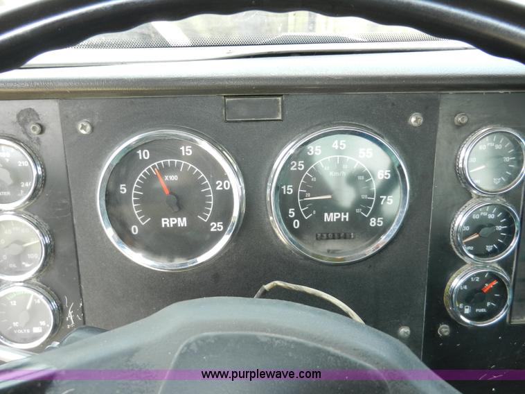 image for item H3063 2000 International 9100i semi truck