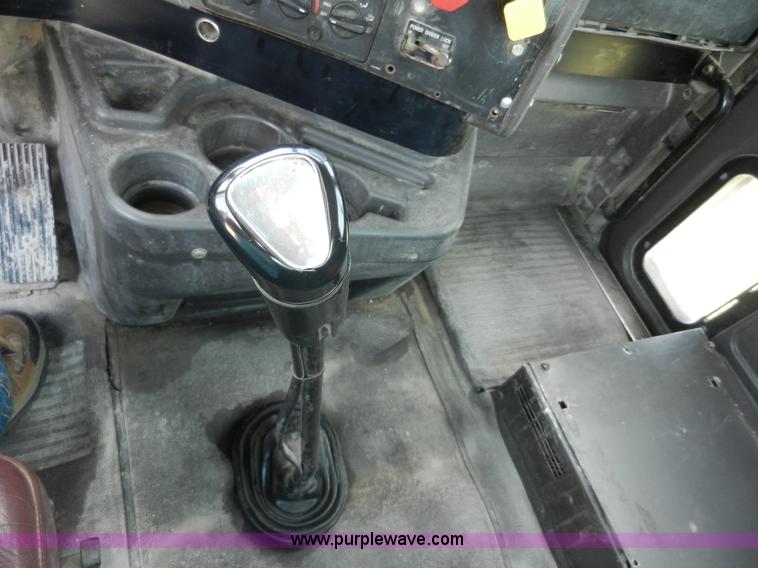 image for item H3063 2000 International 9100i semi truck