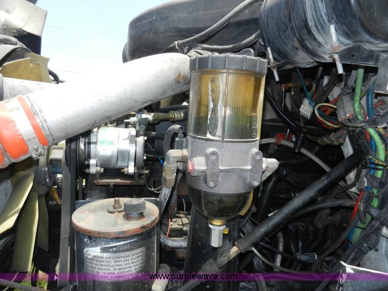 image for item H3063 2000 International 9100i semi truck