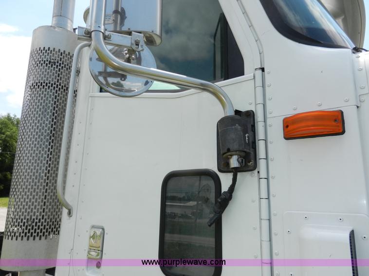 image for item H3063 2000 International 9100i semi truck