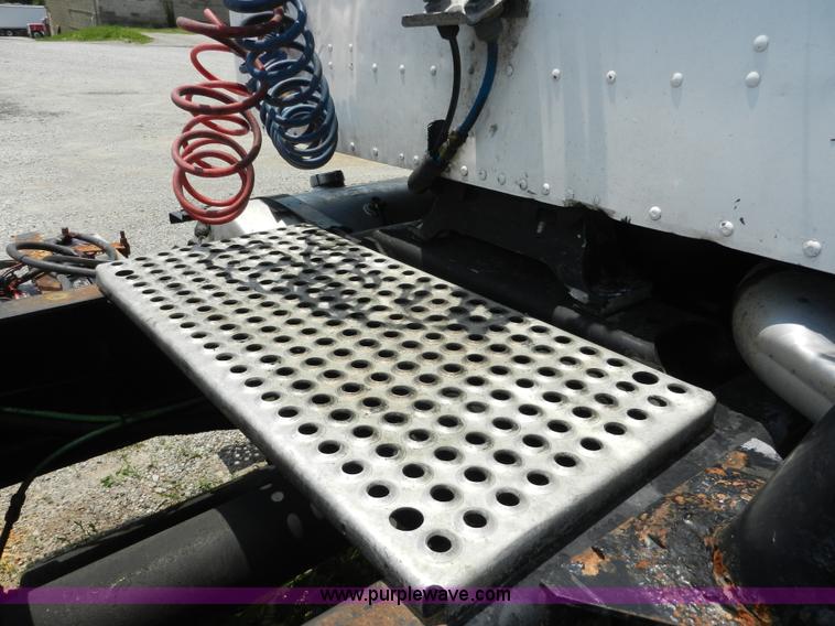 image for item H3063 2000 International 9100i semi truck