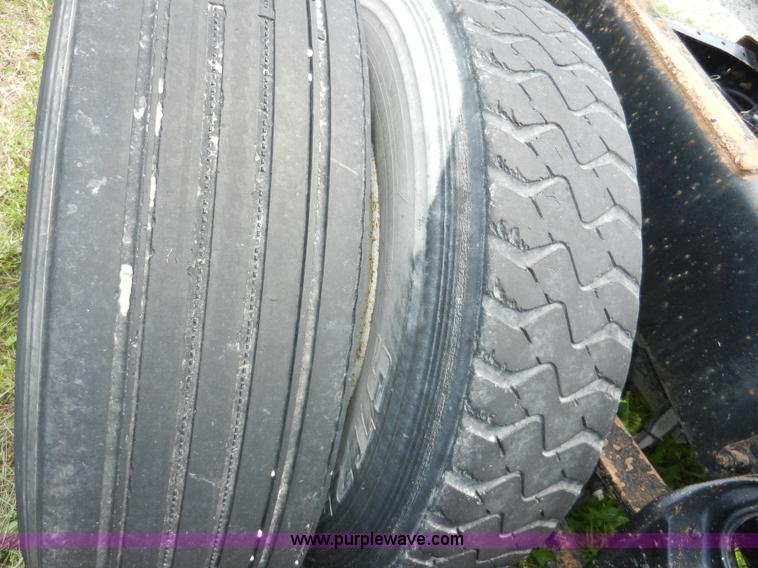 image for item H3063 2000 International 9100i semi truck