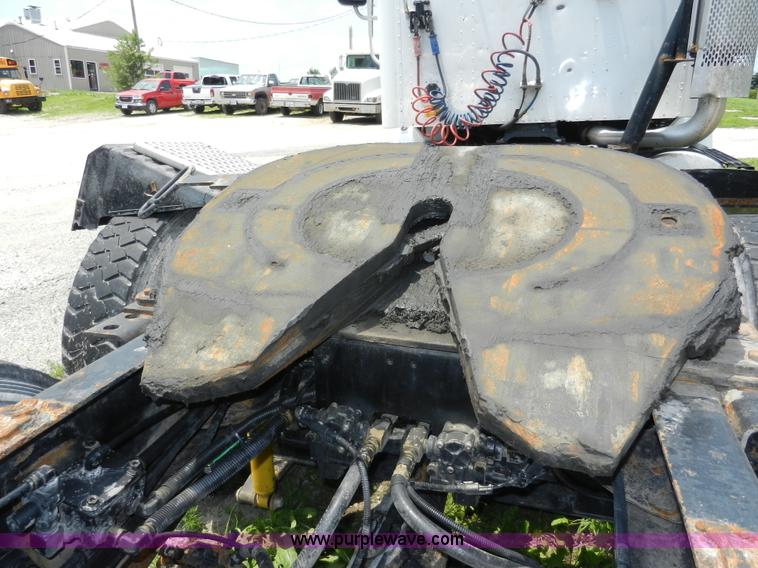 image for item H3063 2000 International 9100i semi truck