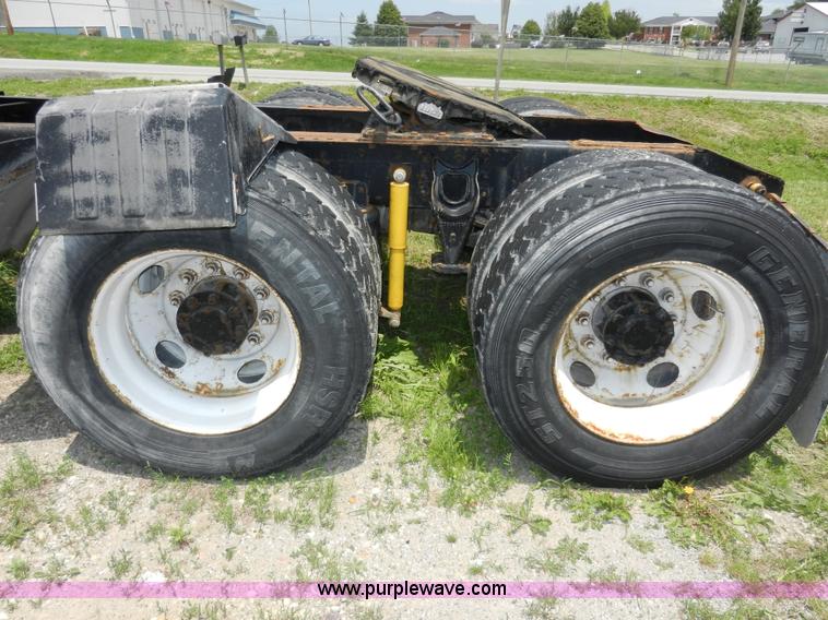 image for item H3063 2000 International 9100i semi truck