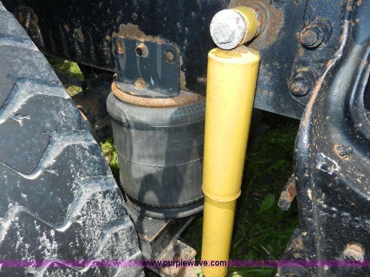 image for item H3063 2000 International 9100i semi truck