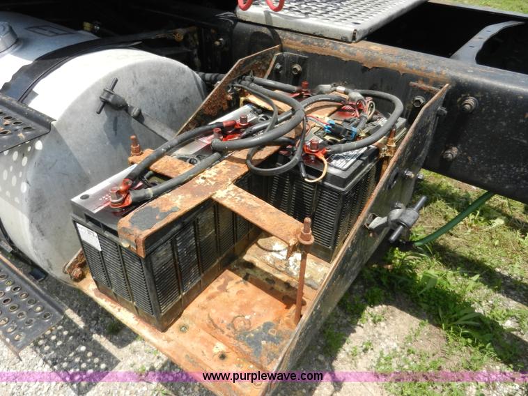 image for item H3063 2000 International 9100i semi truck