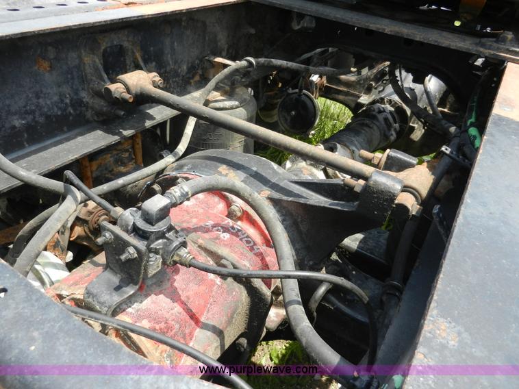 image for item H3063 2000 International 9100i semi truck