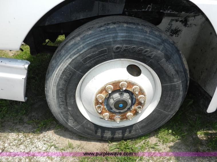 image for item H3063 2000 International 9100i semi truck