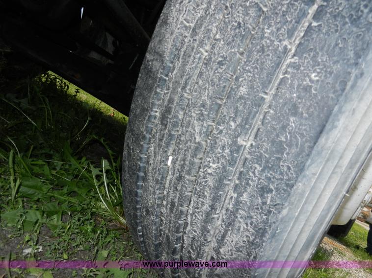 image for item H3063 2000 International 9100i semi truck