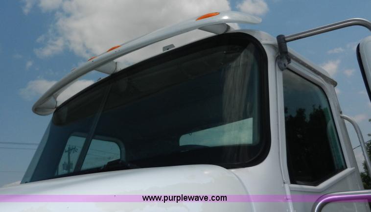 image for item H3063 2000 International 9100i semi truck