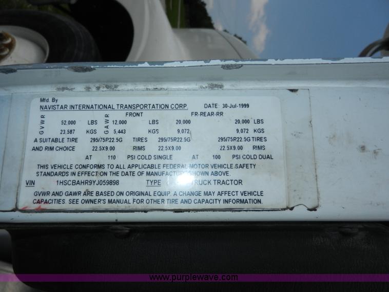 image for item H3063 2000 International 9100i semi truck