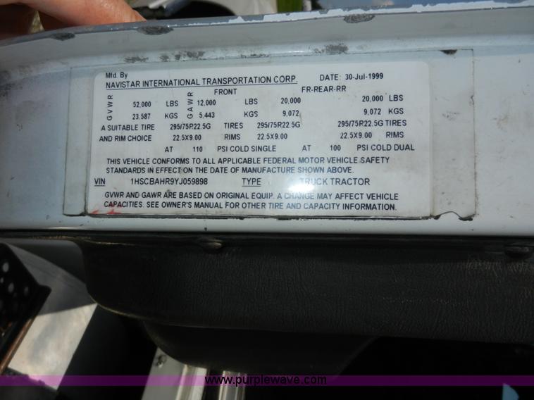 image for item H3063 2000 International 9100i semi truck