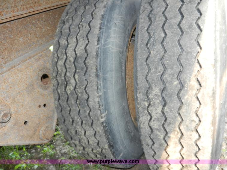 image for item H3072 1990 Fruehauf 53' dry van trailer