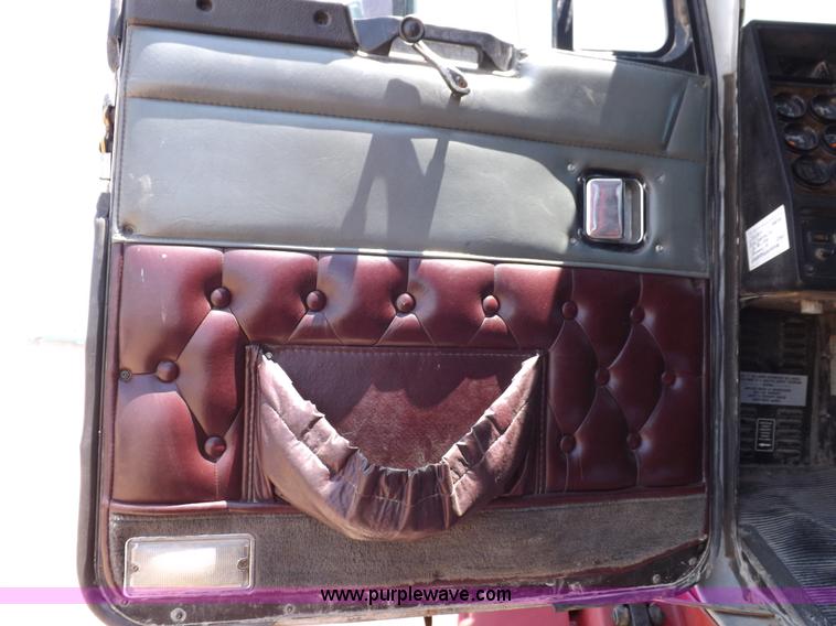 image for item H7010 1995 Kenworth T600 semi truck