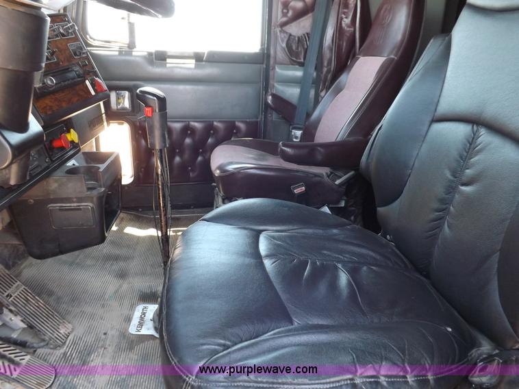 image for item H7010 1995 Kenworth T600 semi truck