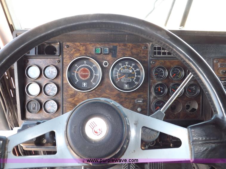 image for item H7010 1995 Kenworth T600 semi truck