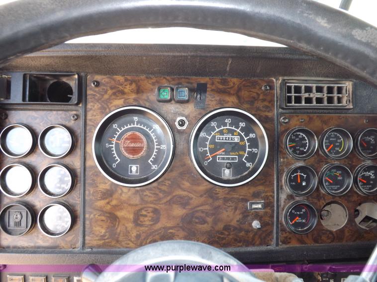 image for item H7010 1995 Kenworth T600 semi truck