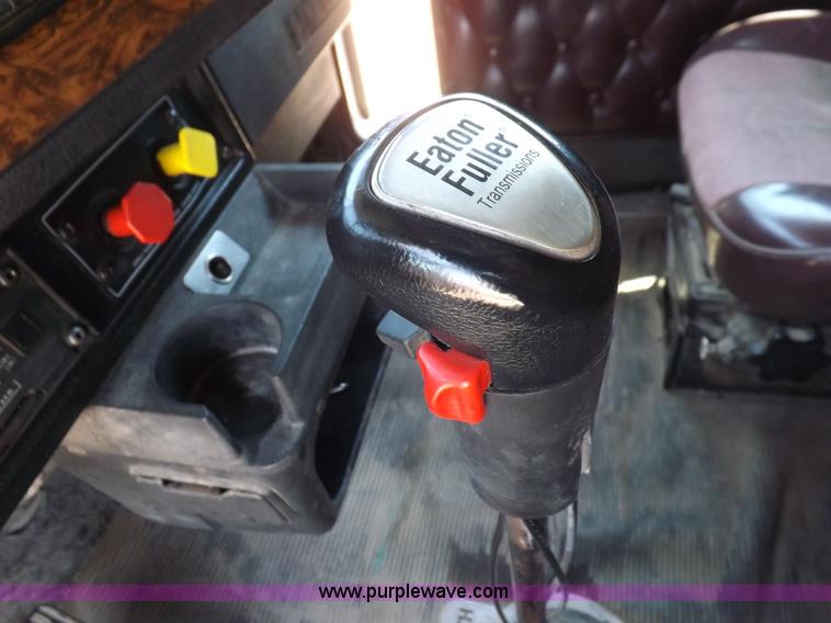 image for item H7010 1995 Kenworth T600 semi truck