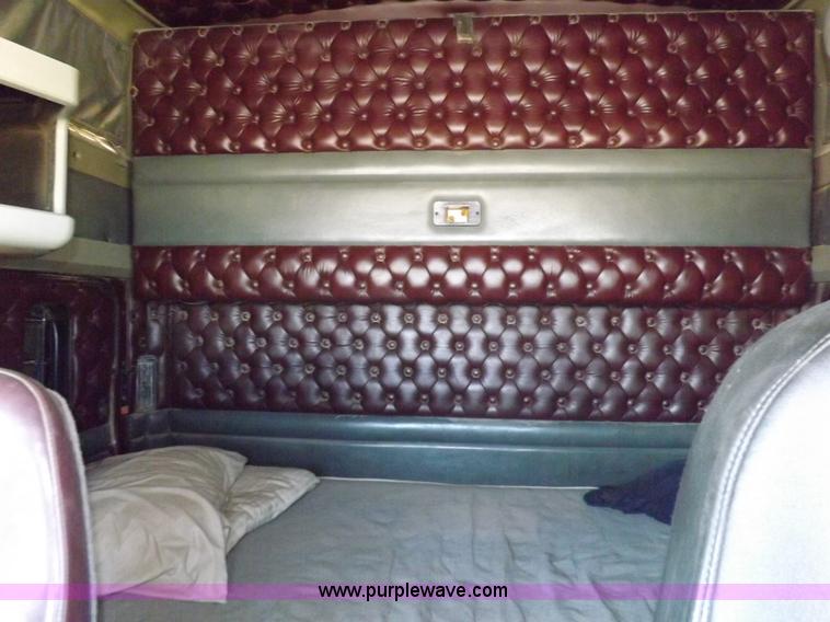 image for item H7010 1995 Kenworth T600 semi truck