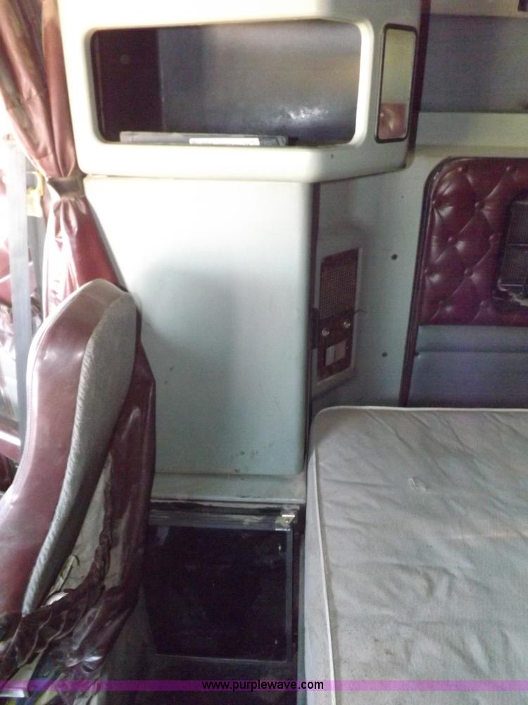 image for item H7010 1995 Kenworth T600 semi truck