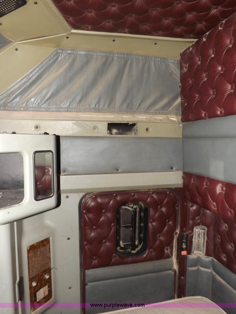 image for item H7010 1995 Kenworth T600 semi truck