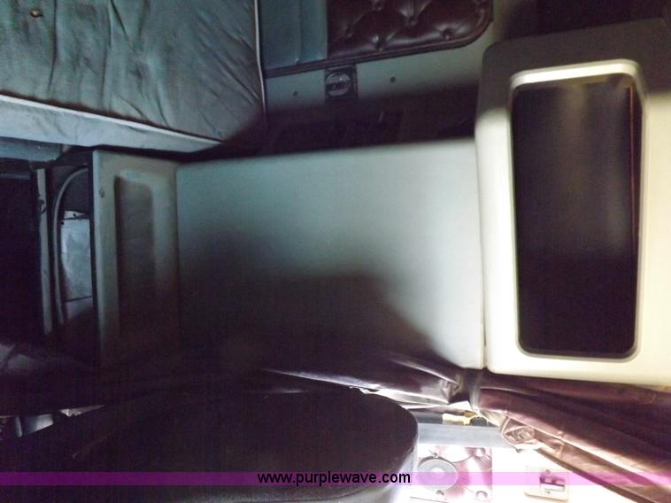 image for item H7010 1995 Kenworth T600 semi truck