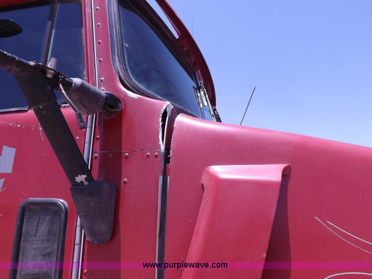 image for item H7010 1995 Kenworth T600 semi truck