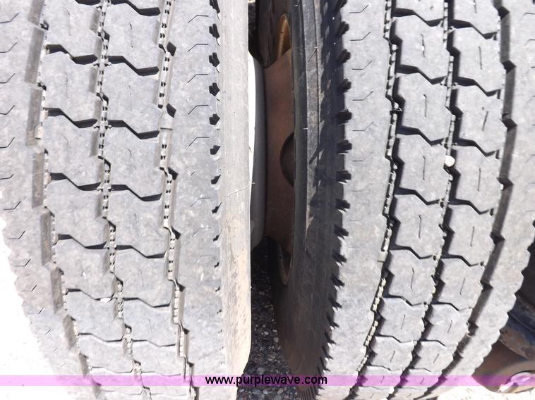 image for item H7010 1995 Kenworth T600 semi truck