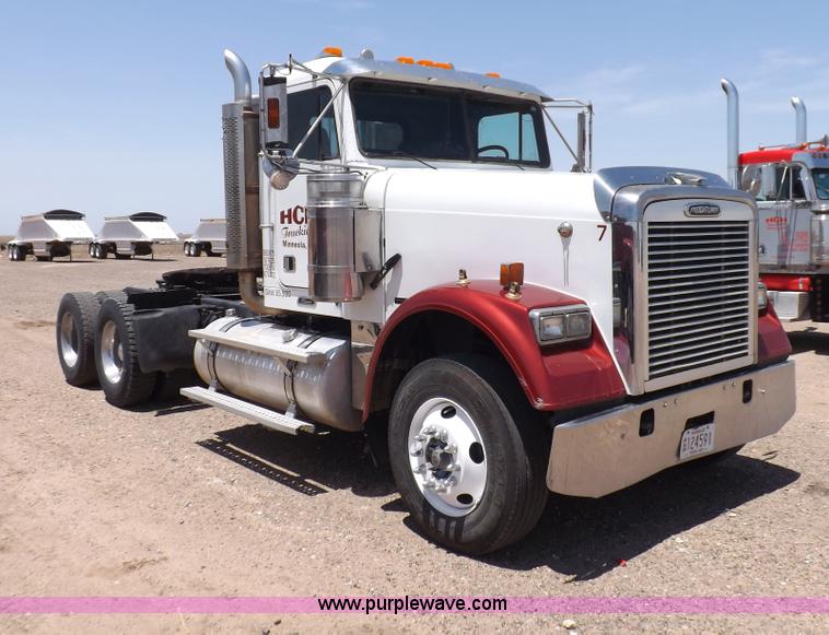 image for item H7011 2006 Freightliner Classic semi truck