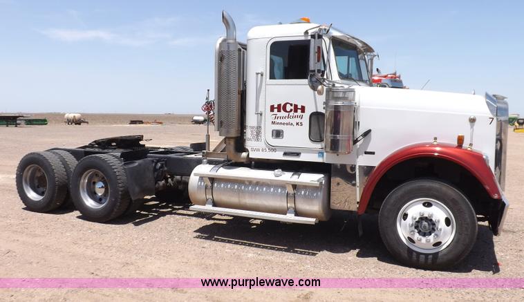 image for item H7011 2006 Freightliner Classic semi truck