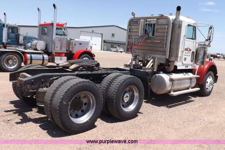 image for item H7011 2006 Freightliner Classic semi truck