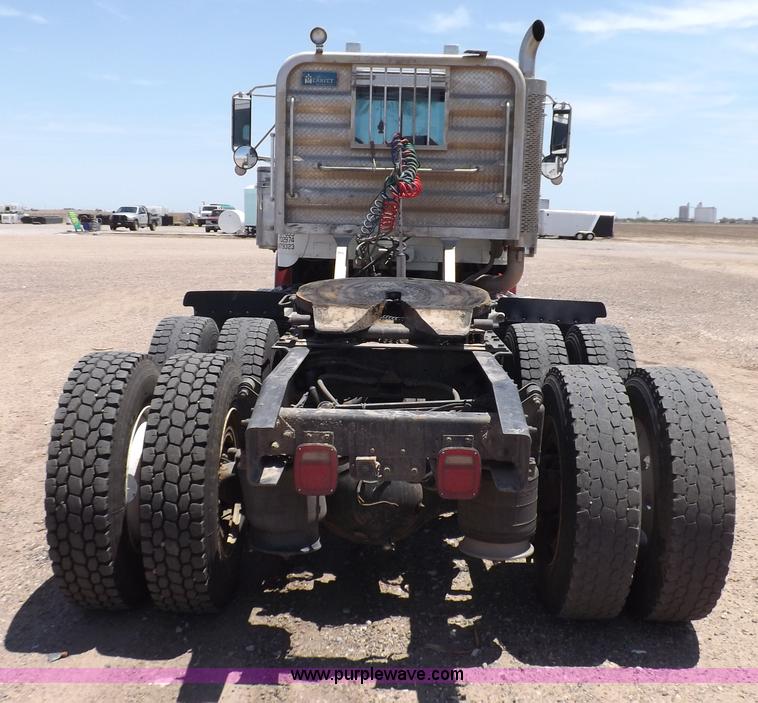 image for item H7011 2006 Freightliner Classic semi truck