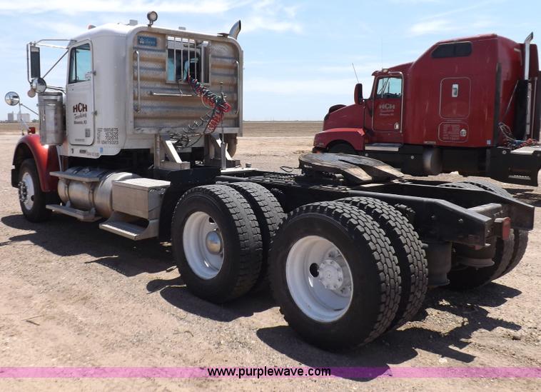 image for item H7011 2006 Freightliner Classic semi truck