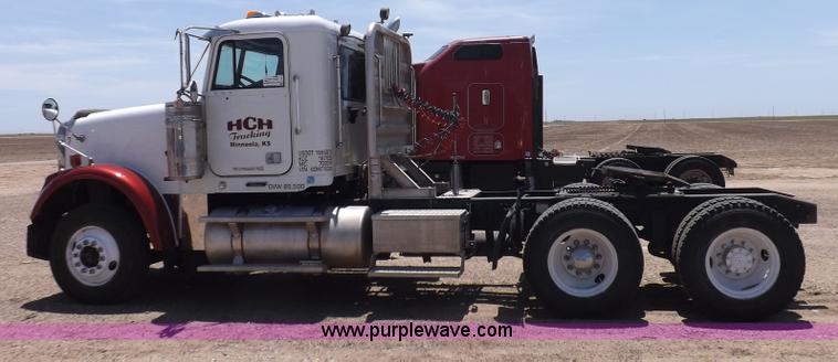 image for item H7011 2006 Freightliner Classic semi truck