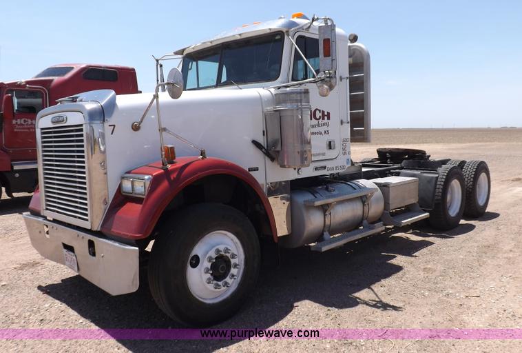 image for item H7011 2006 Freightliner Classic semi truck