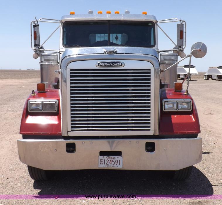 image for item H7011 2006 Freightliner Classic semi truck